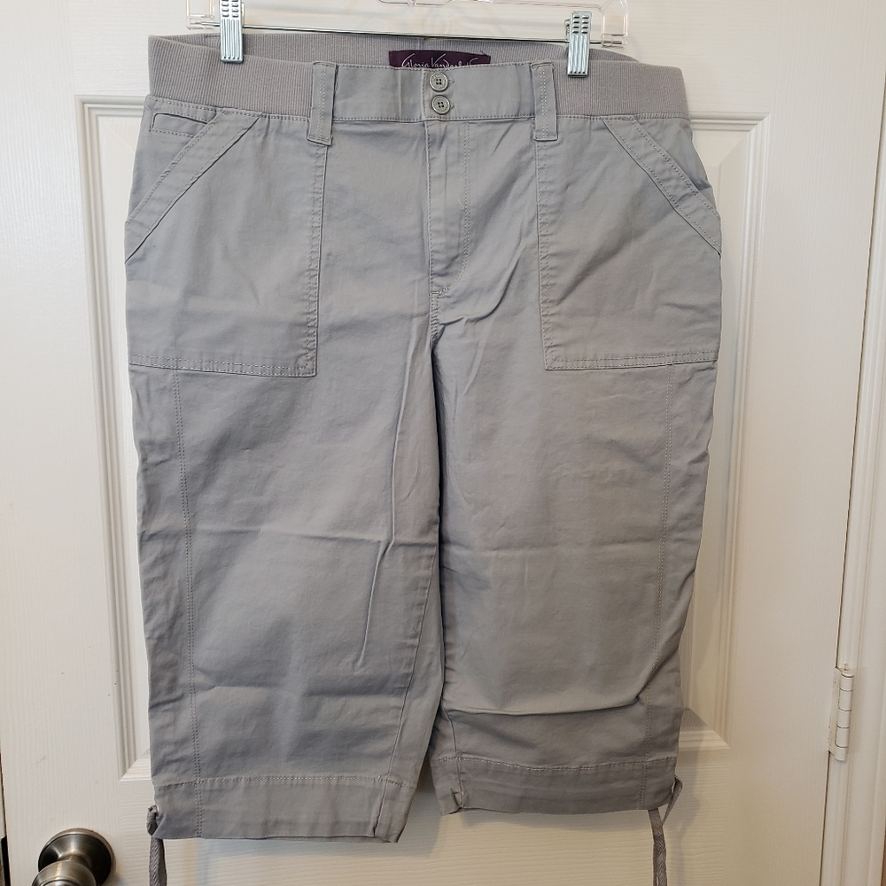 Gloria Vanderbilt gray capris.
